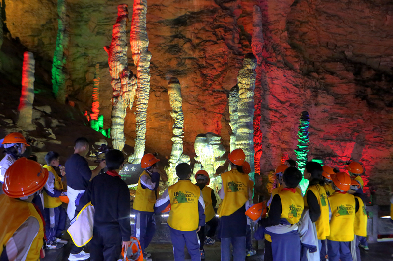 春假掀起研學熱，黃龍洞景區(qū)“含娃量”大幅攀升
